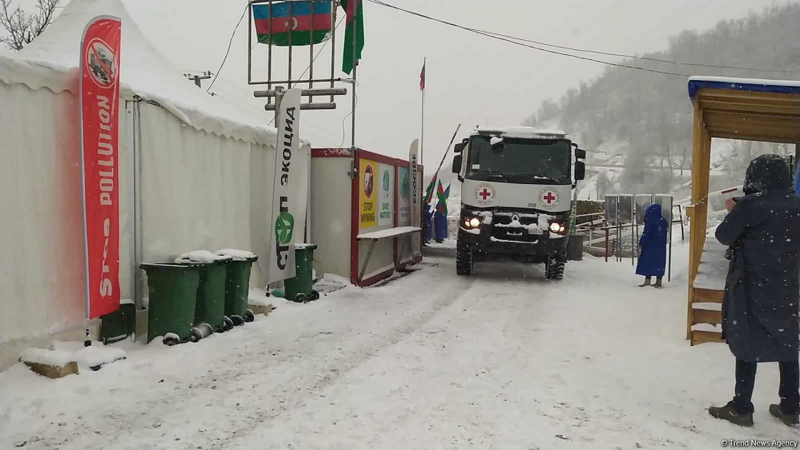 BQXK-ya məxsus avtomobillər Laçın yolundan keçib (FOTO)