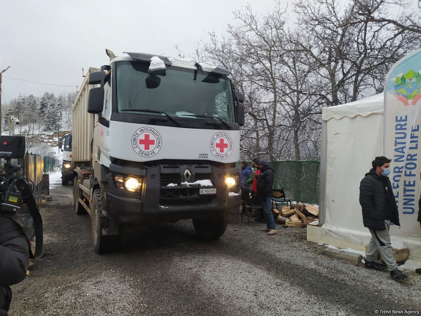 BQXK-ya məxsus avtomobillər Laçın yolundan keçib (FOTO)