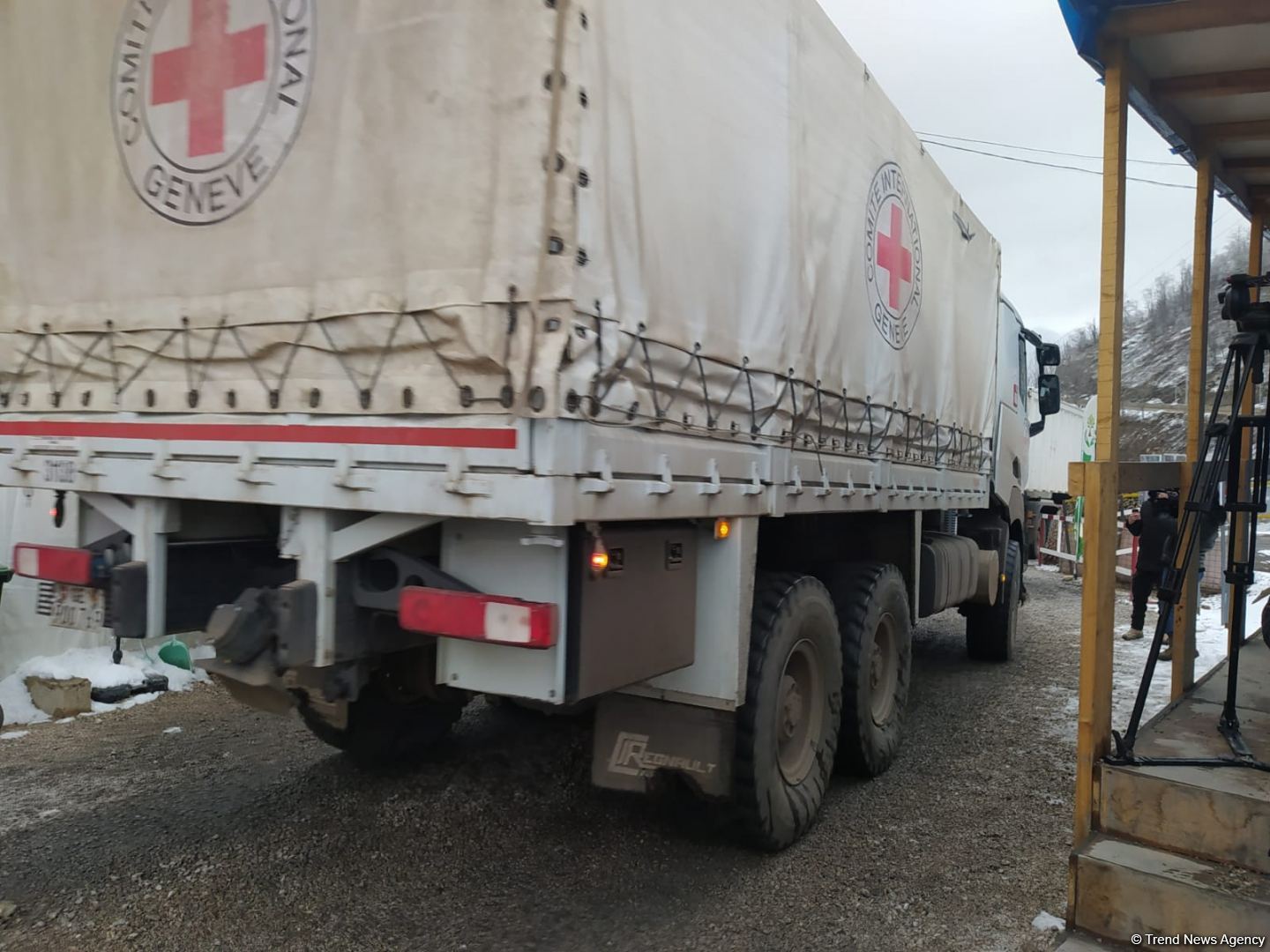 BQXK-ya məxsus avtomobillər Laçın yolundan keçib (FOTO)
