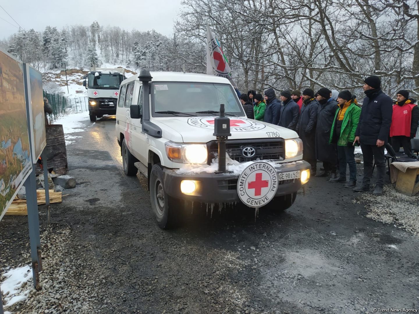 BQXK-ya məxsus avtomobillər Laçın yolundan keçib (FOTO)
