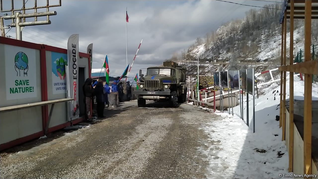 Laçın yolundan sülhməramlıların avtomobilləri keçib (FOTO)