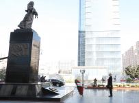 Prezident İlham Əliyev Xocalı soyqırımı abidəsini ziyarət edib (FOTO/VİDEO) (YENİLƏNİB)