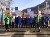 Laçın-Xankəndi yolunda aksiya iştirakçıları Xocalı soyqırımı ilə bağlı şüarlar səsləndiriblər (FOTO/VİDEO)