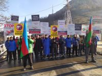 Laçın-Xankəndi yolunda aksiya iştirakçıları Xocalı soyqırımı ilə bağlı şüarlar səsləndiriblər (FOTO/VİDEO)