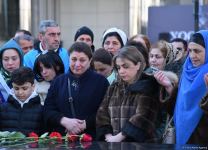 Azərbaycan ictimaiyyəti "Ana harayı" abidəsini ziyarət edir (FOTO)