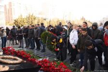 Azərbaycan ictimaiyyəti "Ana harayı" abidəsini ziyarət edir (FOTO)