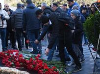 Azərbaycan ictimaiyyəti "Ana harayı" abidəsini ziyarət edir (FOTO)