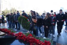 Azərbaycan ictimaiyyəti "Ana harayı" abidəsini ziyarət edir (FOTO)