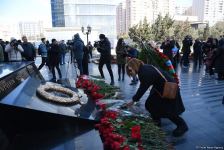 Azərbaycan ictimaiyyəti "Ana harayı" abidəsini ziyarət edir (FOTO)