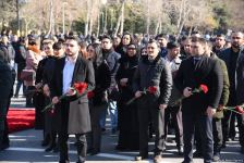 Azərbaycan ictimaiyyəti "Ana harayı" abidəsini ziyarət edir (FOTO)