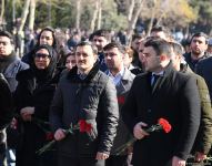 Azərbaycan ictimaiyyəti "Ana harayı" abidəsini ziyarət edir (FOTO)