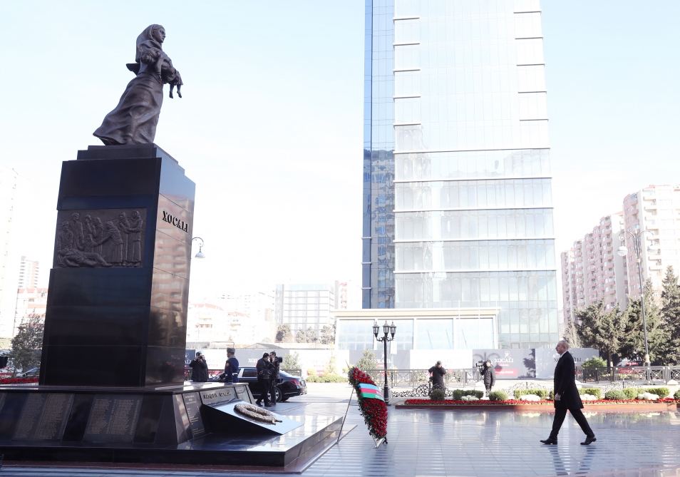 Prezident İlham Əliyev Xocalı soyqırımı abidəsini ziyarət edib (FOTO/VİDEO) (YENİLƏNİB)