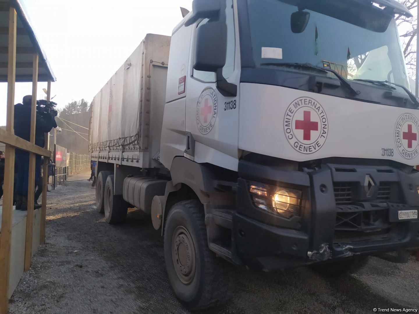 BQXK-ya məxsus avtomobillər Laçın yolundan keçib (FOTO)