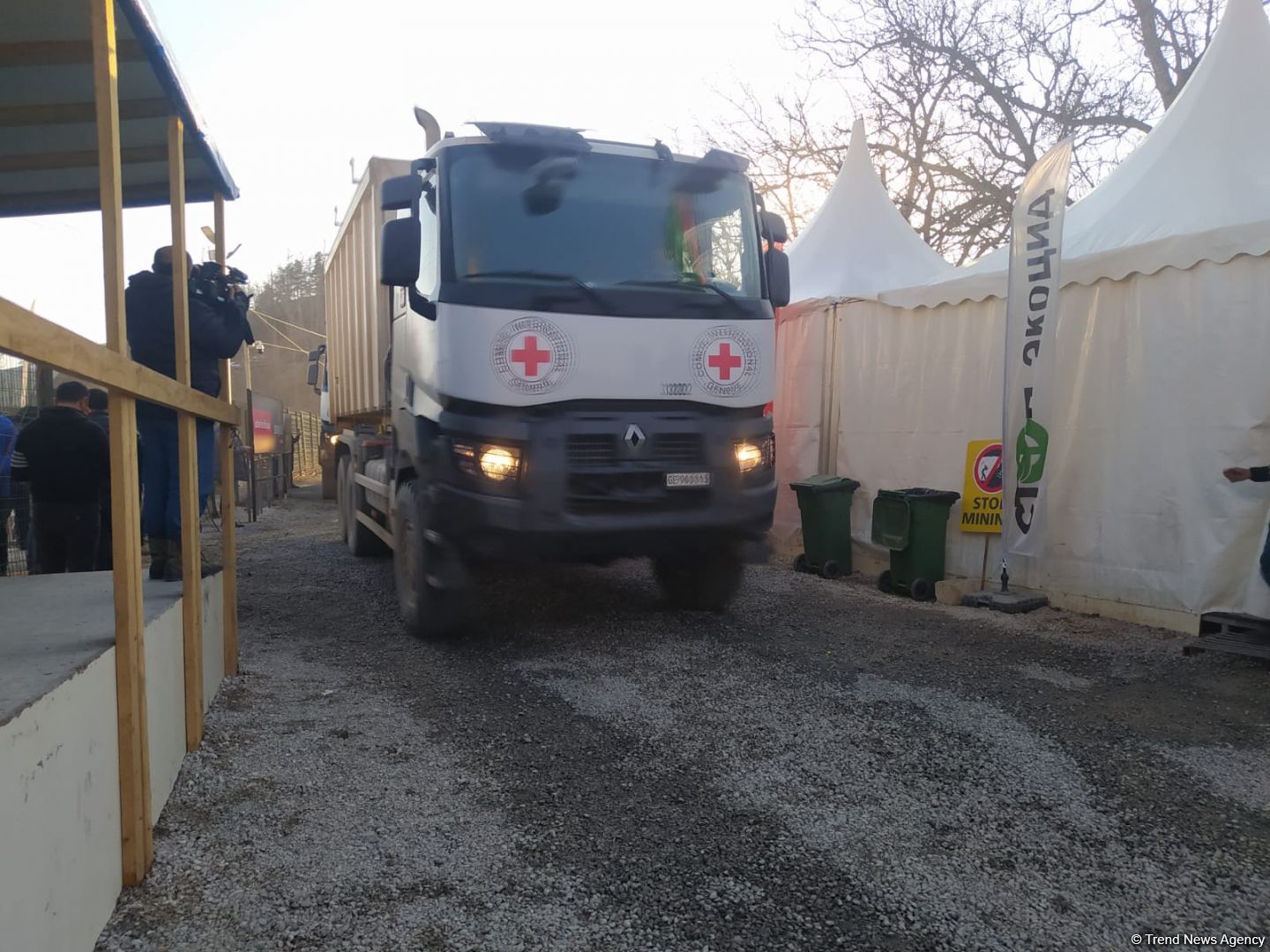 BQXK-ya məxsus avtomobillər Laçın yolundan keçib (FOTO)