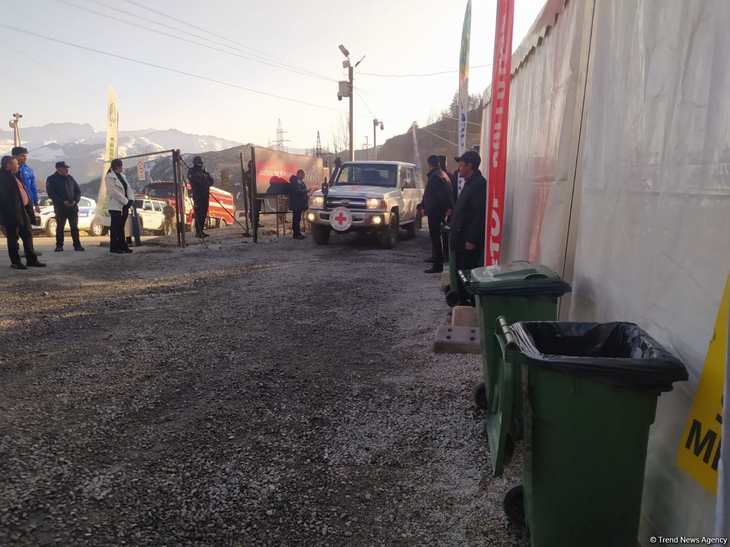 BQXK-ya məxsus avtomobillər Laçın yolundan keçib (FOTO)