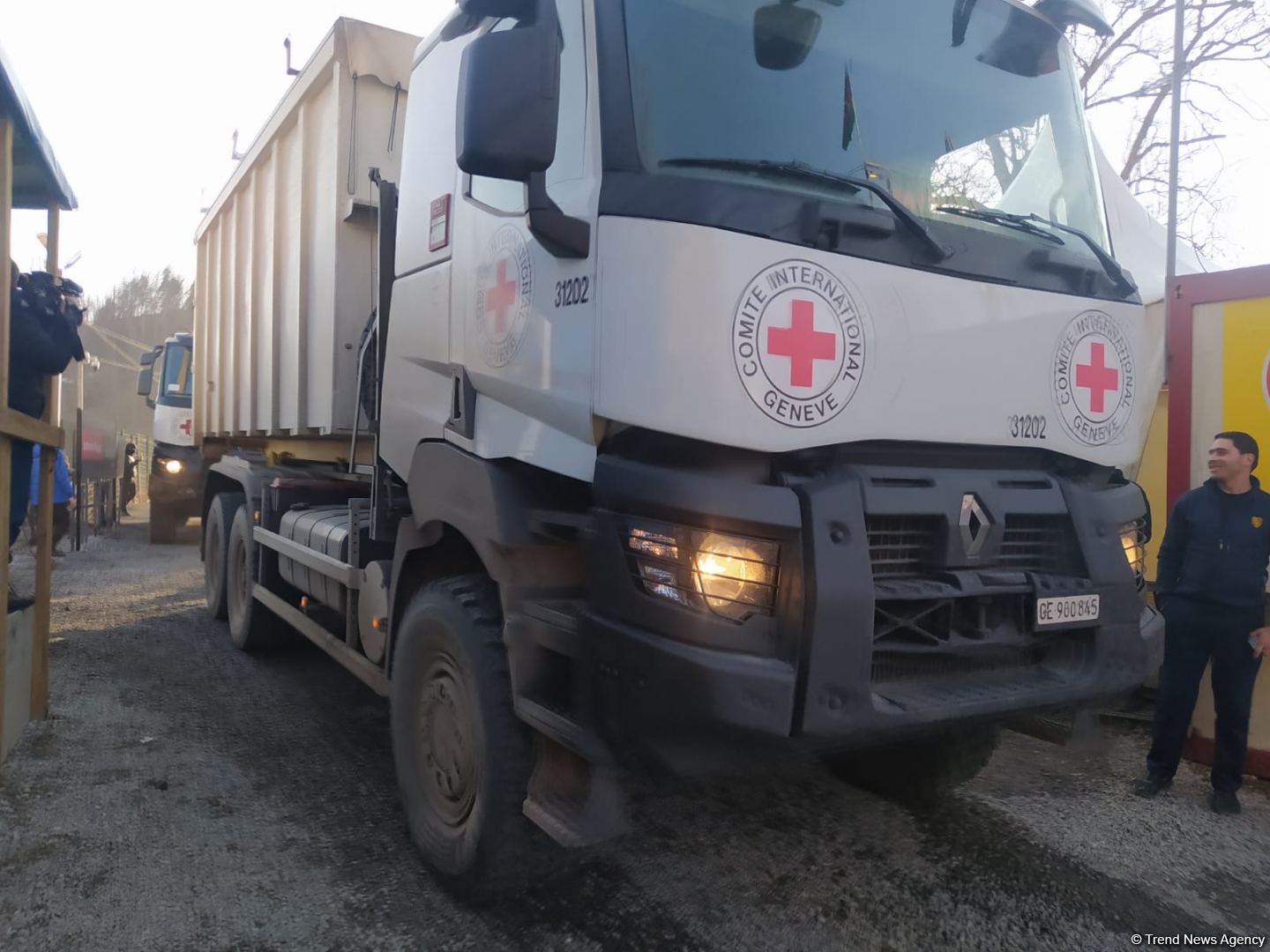 BQXK-ya məxsus avtomobillər Laçın yolundan keçib (FOTO)
