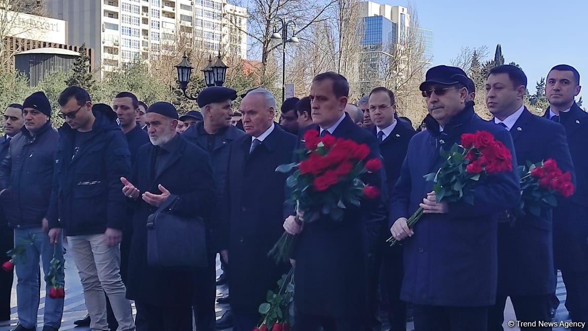 Ceyhun Bayramov Xocalı soyqırımı abidəsini ziyarət edib (FOTO)