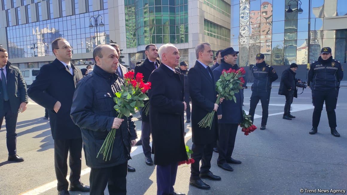 Ceyhun Bayramov Xocalı soyqırımı abidəsini ziyarət edib (FOTO)