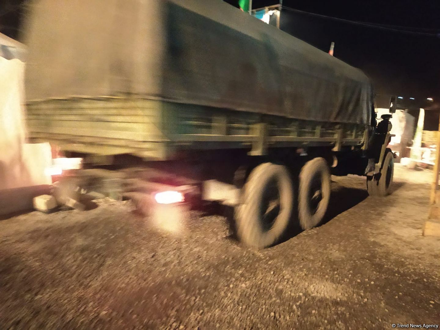 Sülhməramlılara aid daha 7 avtomobil Laçın yolundan keçib (FOTO)