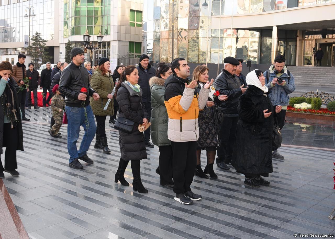 Azərbaycan ictimaiyyəti "Ana harayı" abidəsini ziyarət edir (FOTO)