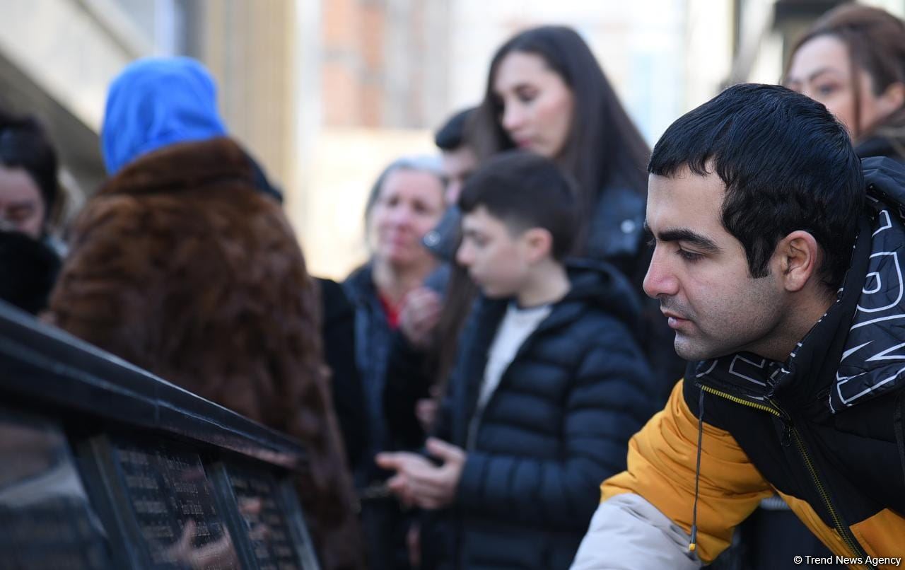 Azərbaycan ictimaiyyəti "Ana harayı" abidəsini ziyarət edir (FOTO)