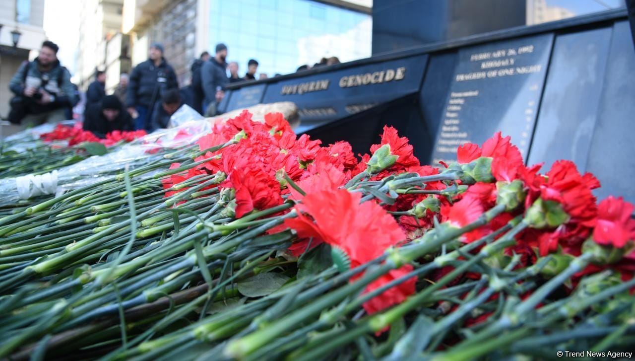 Azərbaycan ictimaiyyəti "Ana harayı" abidəsini ziyarət edir (FOTO)