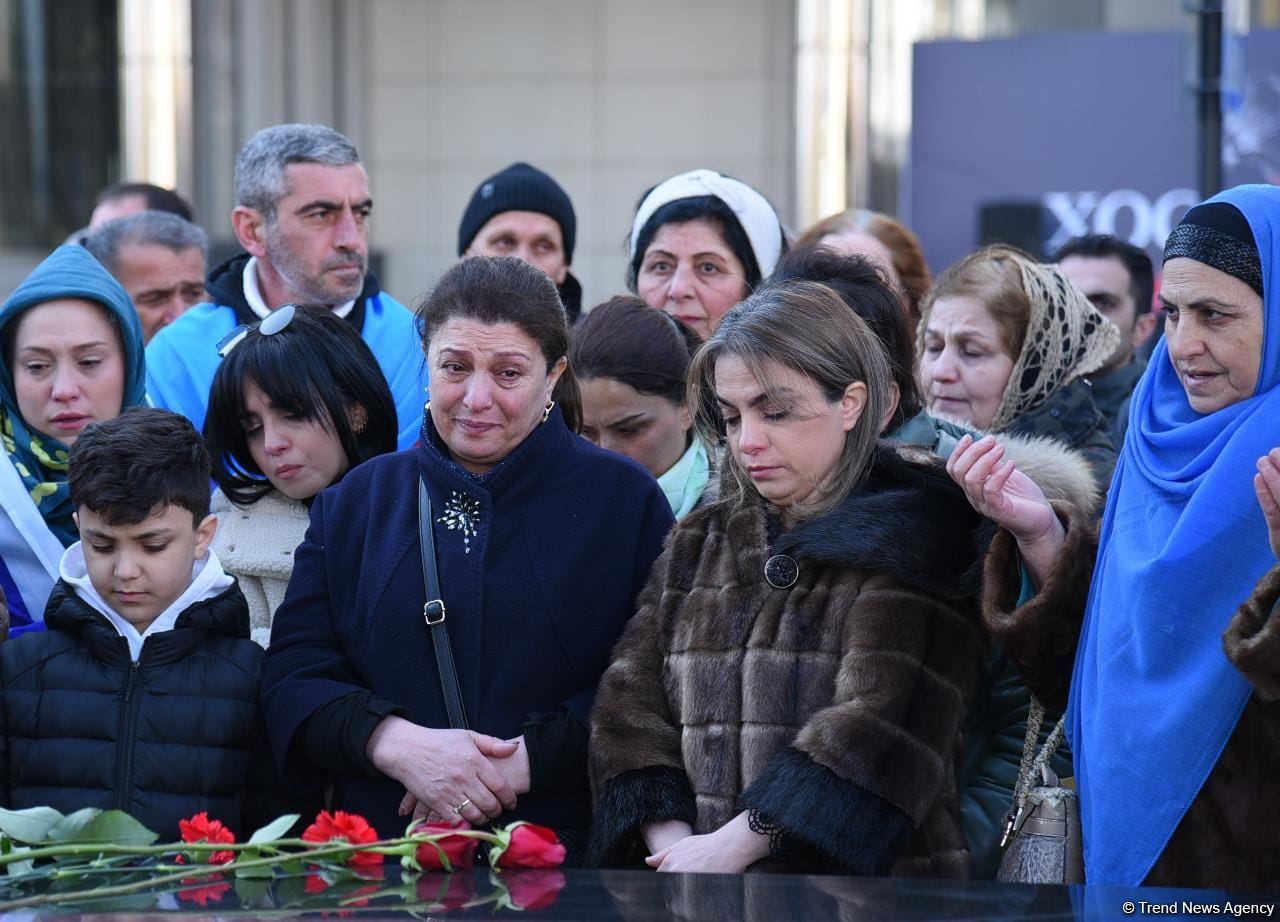 Azərbaycan ictimaiyyəti "Ana harayı" abidəsini ziyarət edir (FOTO)