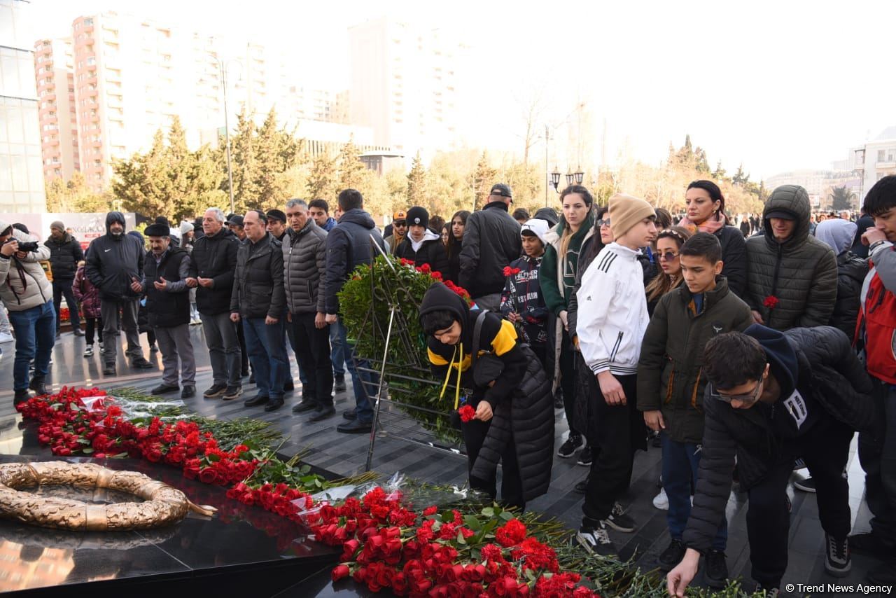 Azərbaycan ictimaiyyəti "Ana harayı" abidəsini ziyarət edir (FOTO)