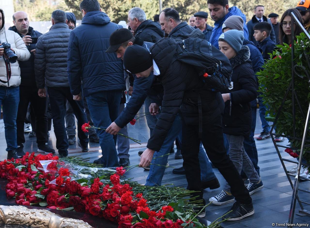 Azərbaycan ictimaiyyəti "Ana harayı" abidəsini ziyarət edir (FOTO)