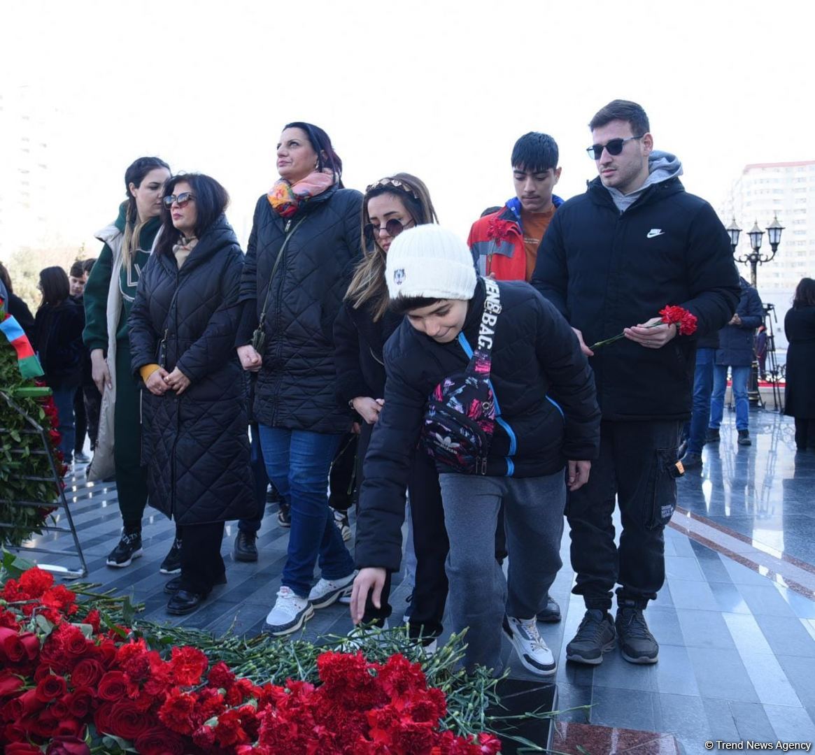 Azərbaycan ictimaiyyəti "Ana harayı" abidəsini ziyarət edir (FOTO)