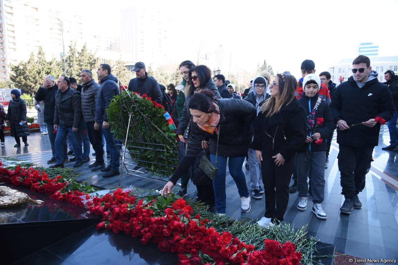 Azərbaycan ictimaiyyəti "Ana harayı" abidəsini ziyarət edir (FOTO)