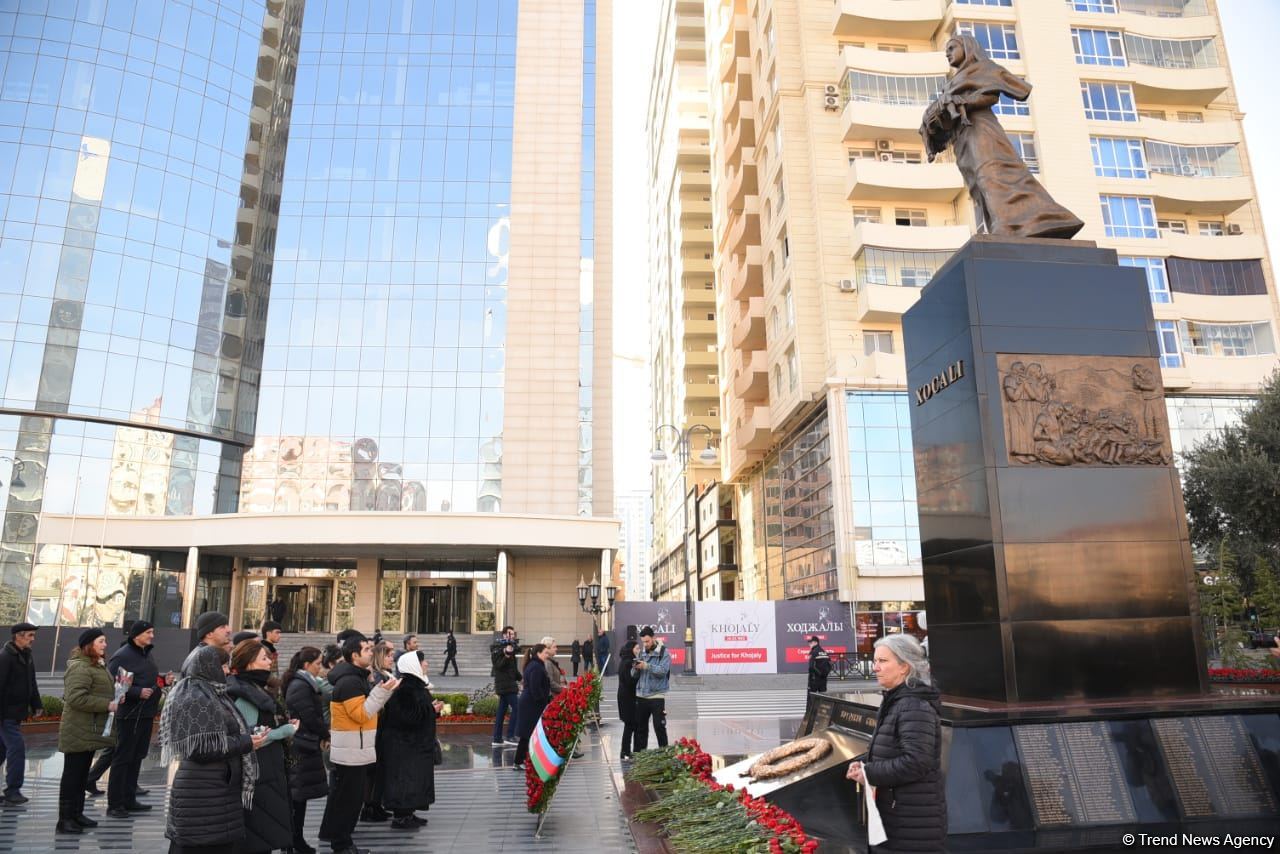 Azərbaycan ictimaiyyəti "Ana harayı" abidəsini ziyarət edir (FOTO)