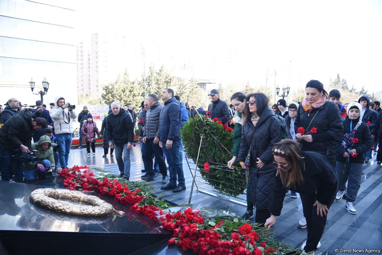 Azərbaycan ictimaiyyəti "Ana harayı" abidəsini ziyarət edir (FOTO)