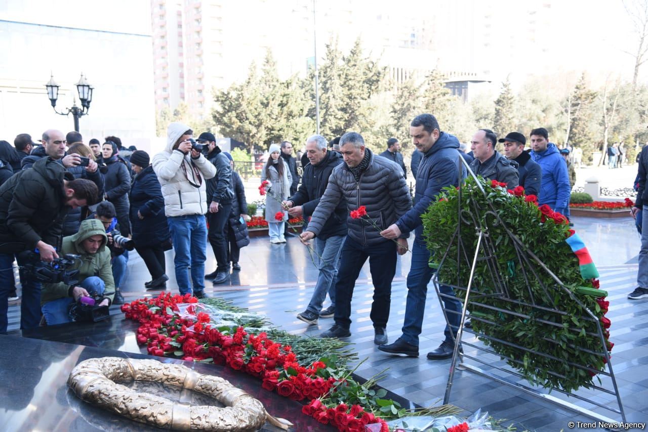 Azərbaycan ictimaiyyəti "Ana harayı" abidəsini ziyarət edir (FOTO)