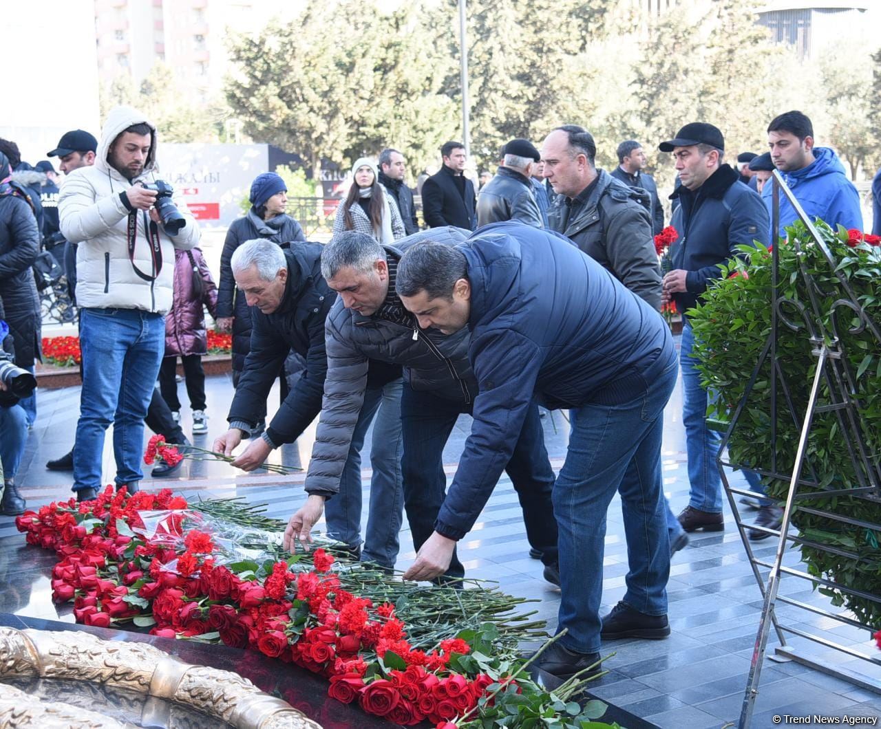 Azərbaycan ictimaiyyəti "Ana harayı" abidəsini ziyarət edir (FOTO)