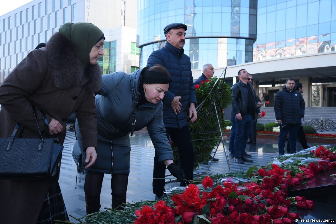Azərbaycan ictimaiyyəti "Ana harayı" abidəsini ziyarət edir (FOTO)