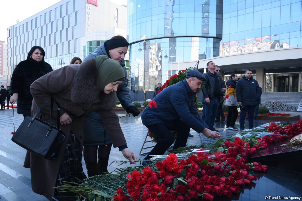 Azərbaycan ictimaiyyəti "Ana harayı" abidəsini ziyarət edir (FOTO)