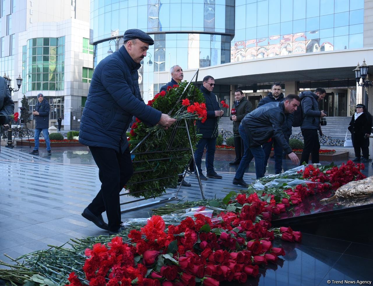Azərbaycan ictimaiyyəti "Ana harayı" abidəsini ziyarət edir (FOTO)