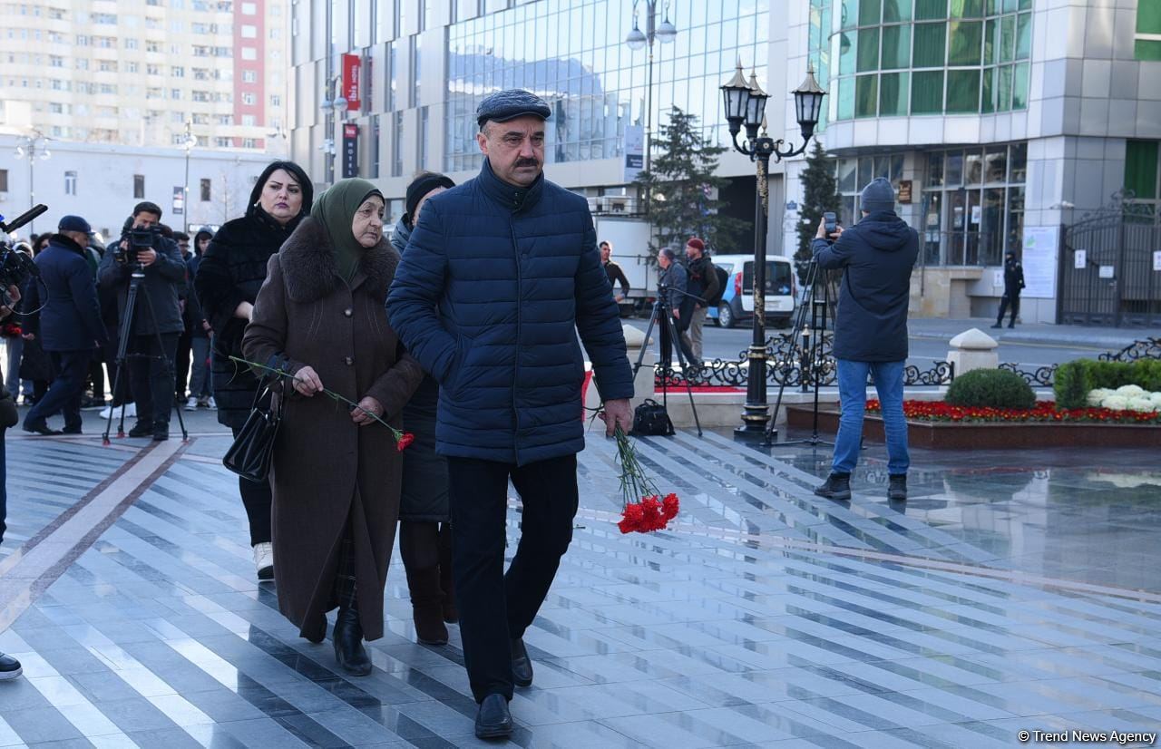 Azərbaycan ictimaiyyəti "Ana harayı" abidəsini ziyarət edir (FOTO)