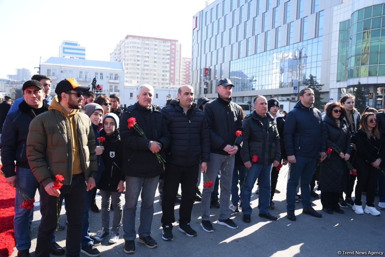 Azərbaycan ictimaiyyəti "Ana harayı" abidəsini ziyarət edir (FOTO)