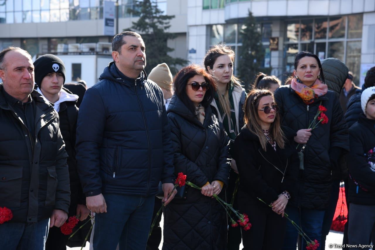 Azərbaycan ictimaiyyəti "Ana harayı" abidəsini ziyarət edir (FOTO)