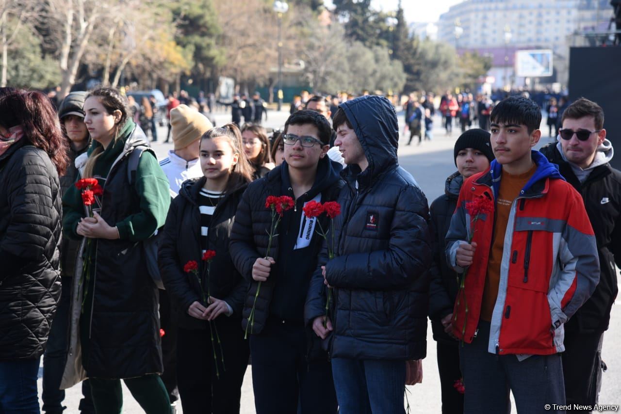 Azərbaycan ictimaiyyəti "Ana harayı" abidəsini ziyarət edir (FOTO)