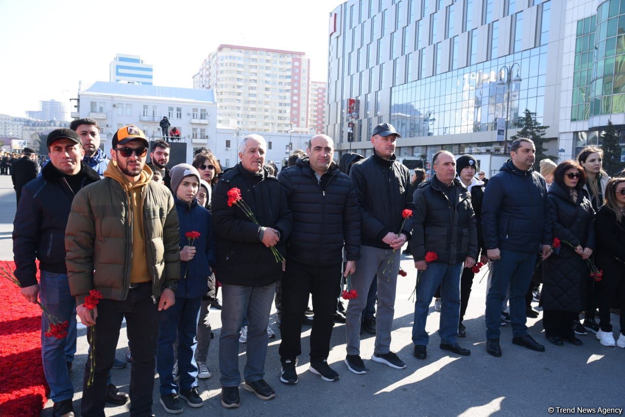 Azərbaycan ictimaiyyəti "Ana harayı" abidəsini ziyarət edir (FOTO)