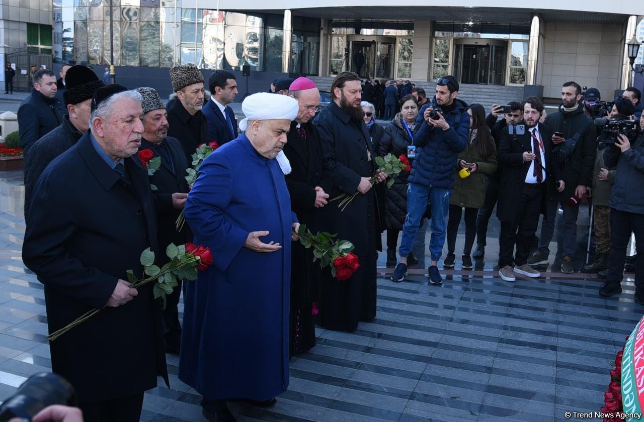 Azərbaycan ictimaiyyəti "Ana harayı" abidəsini ziyarət edir (FOTO)