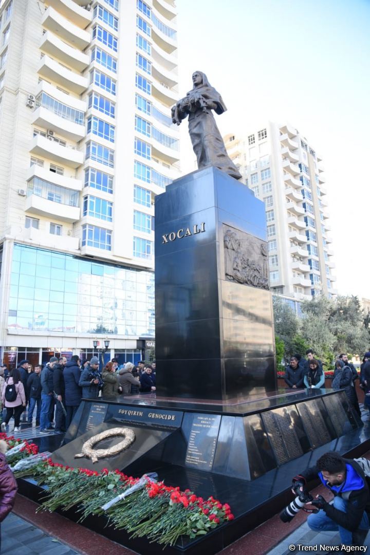 Azərbaycan ictimaiyyəti "Ana harayı" abidəsini ziyarət edir (FOTO)