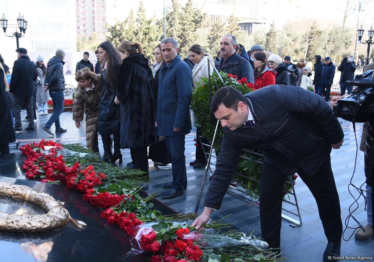 Azərbaycan ictimaiyyəti "Ana harayı" abidəsini ziyarət edir (FOTO)