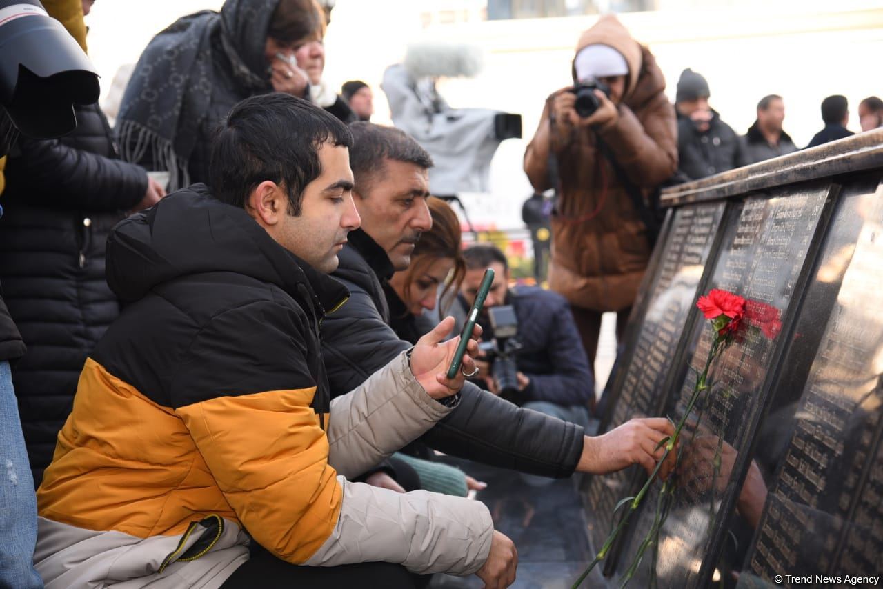 Azərbaycan ictimaiyyəti "Ana harayı" abidəsini ziyarət edir (FOTO)