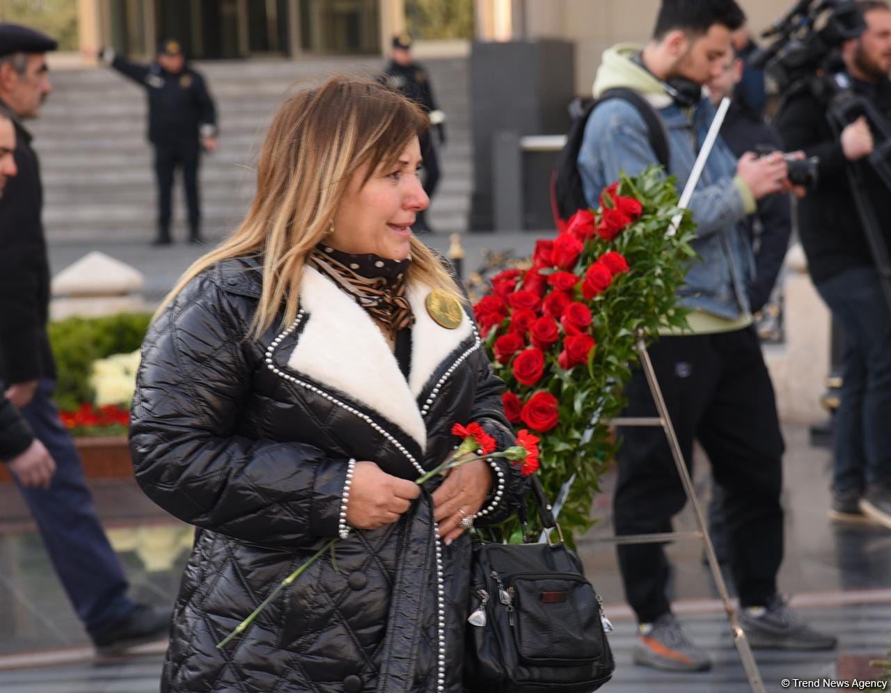 Azərbaycan ictimaiyyəti "Ana harayı" abidəsini ziyarət edir (FOTO)