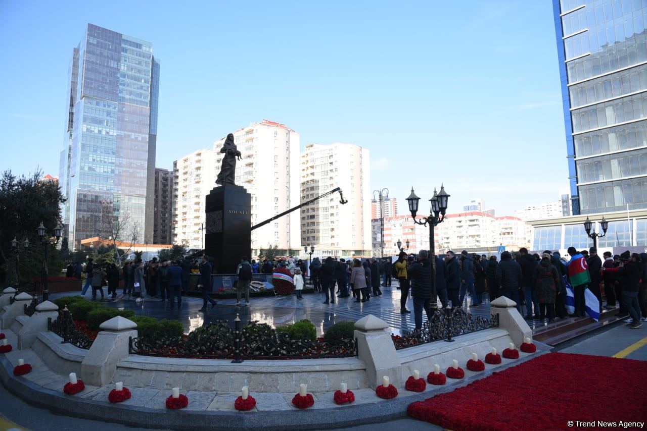 Azərbaycan ictimaiyyəti "Ana harayı" abidəsini ziyarət edir (FOTO)