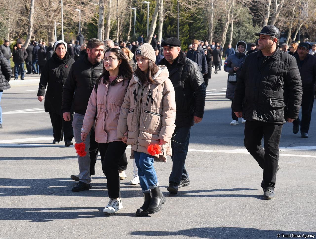 Azərbaycan ictimaiyyəti "Ana harayı" abidəsini ziyarət edir (FOTO)